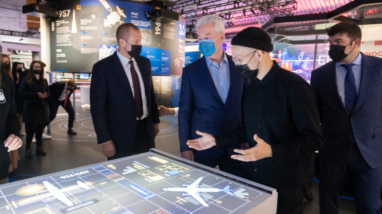 Креативный продюсер выставки «Открой Моспром. Механизмы большого города» Матвей Козырев (в центре) показывает мэру Москвы Сергею Собянину (слева) и главе Департамента инвестиционной и промышленной политики Александру Прохорову экспозицию на «Винзаводе»