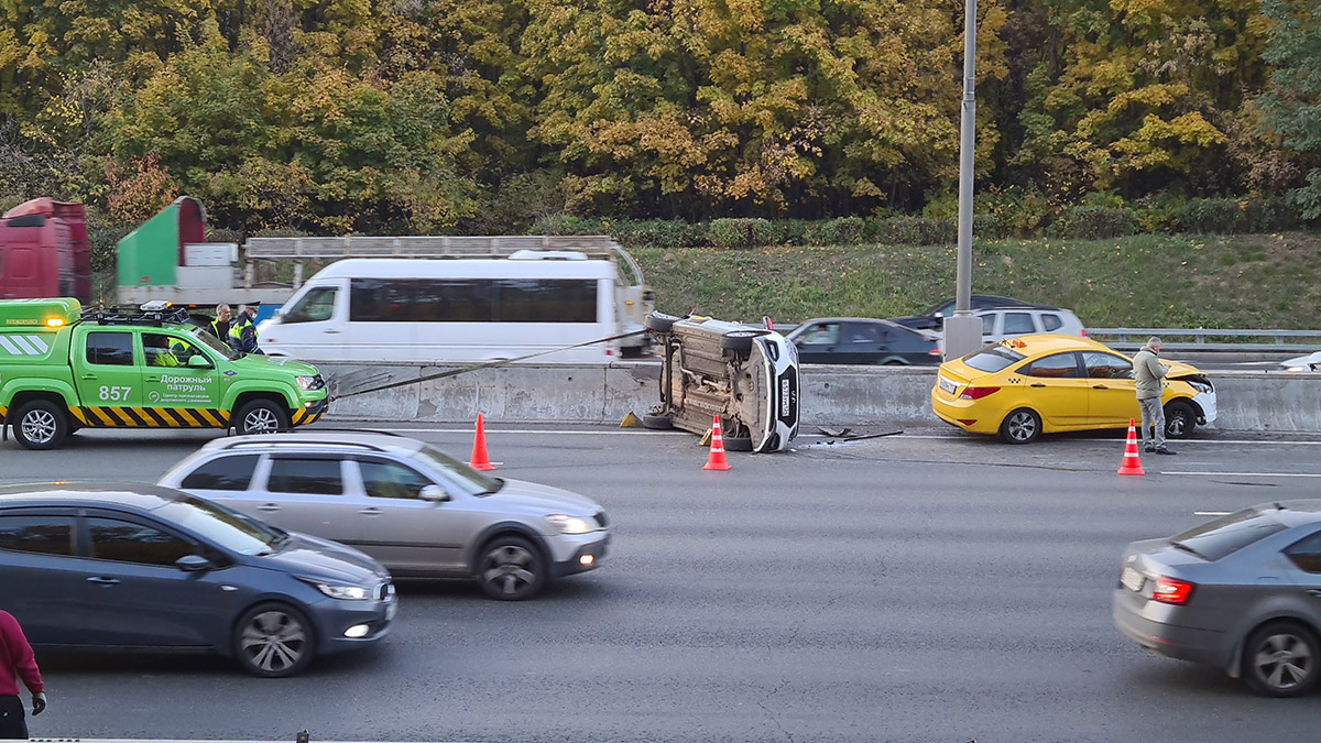 Движение восстановили после аварии с четырьмя автомобилями на МКАД