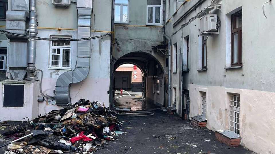 Прокуратура контролирует ход проверки после гибели двух человек при пожаре в центре Москвы