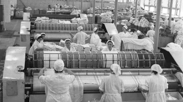 Московская фабрика-прачечная № 11. Гладильный цех.