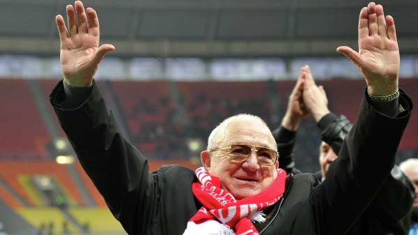 Никита Симонян во время чествования в перерыве матча 31-го тура чемпионата России по футболу среди клубов премьер-лиги между «Спартаком» и «Локомотивом», 2011 год