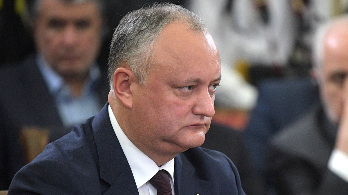 Додон назвал запрет георгиевской ленты в Молдавии незаконным