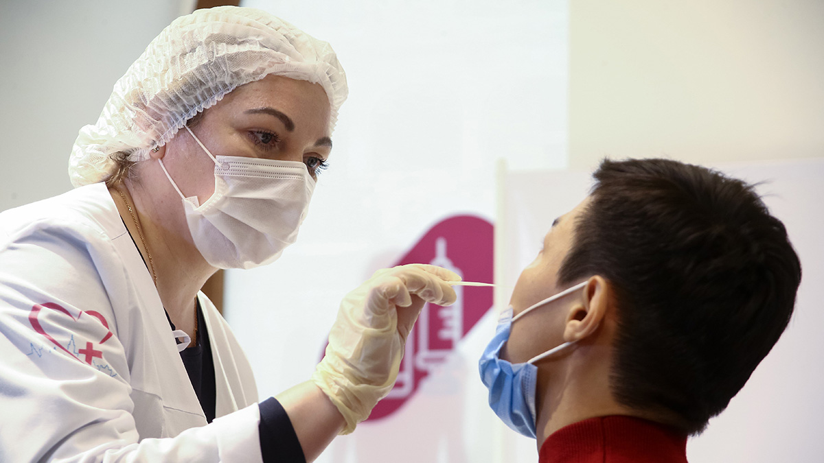 В школах Москвы началось бесплатное экспресс-тестирование на COVID-19