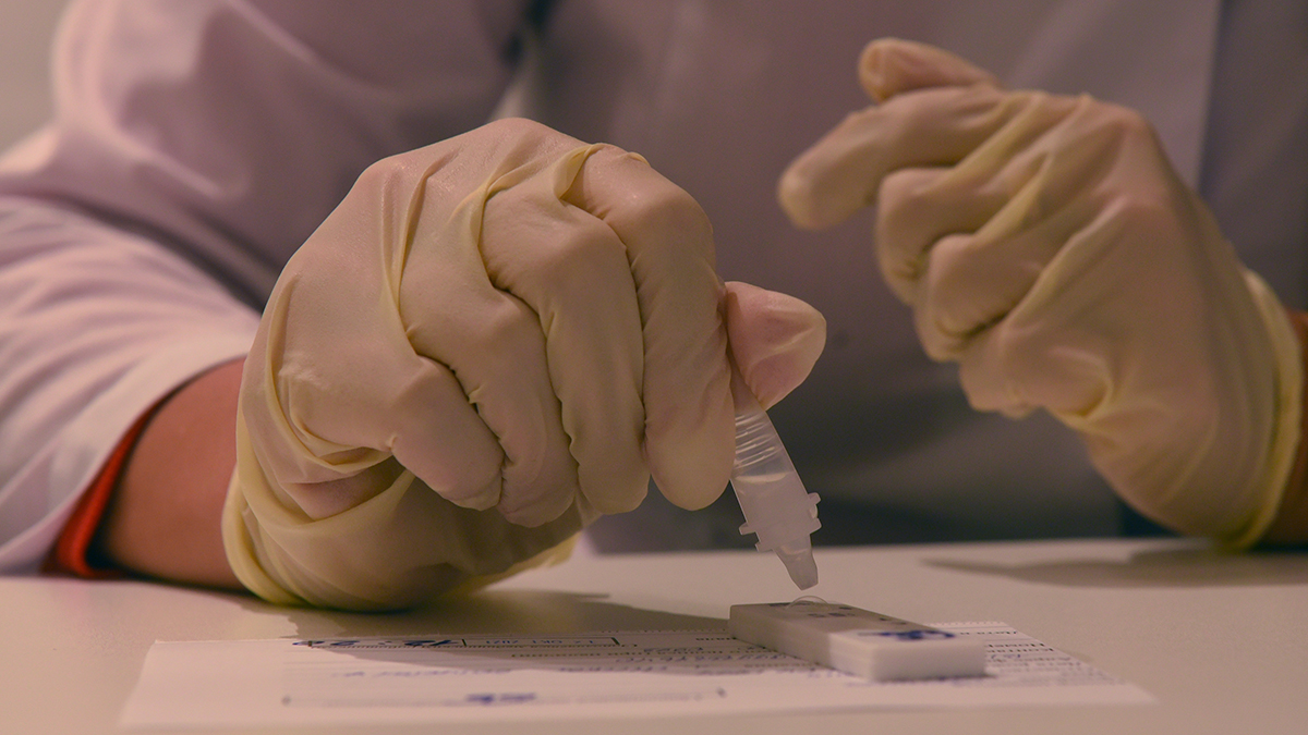 Роспотребнадзор сообщил о быстром распространении нового варианта COVID-19 ХЕС