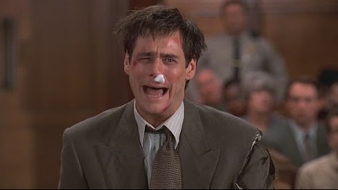 Адвокат Флэтчер Рид (Джим Керри) справлялся со своими психологическими проблемами, обманывая всех, даже самого себя. Однако эта вредная стратегия не привела ни к чему хорошему