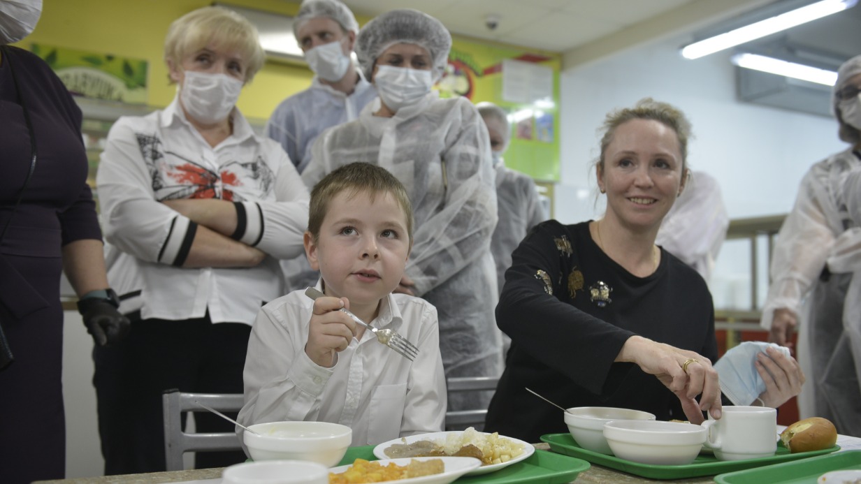 Светлана Соболева вместе со своим сыном, четвероклассником Артемом, дегустирует блюда из меню школьной столовой. Мальчику больше всего понравились макароны с мясом, а его мама похвалила борщ и овощной суп
