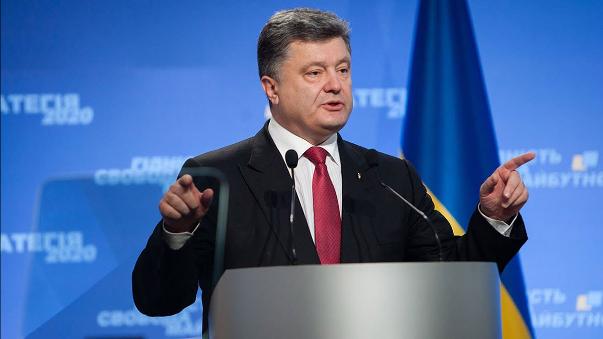 «Прибыл добровольно»: Порошенко отверг обвинения в уходе от правосудия