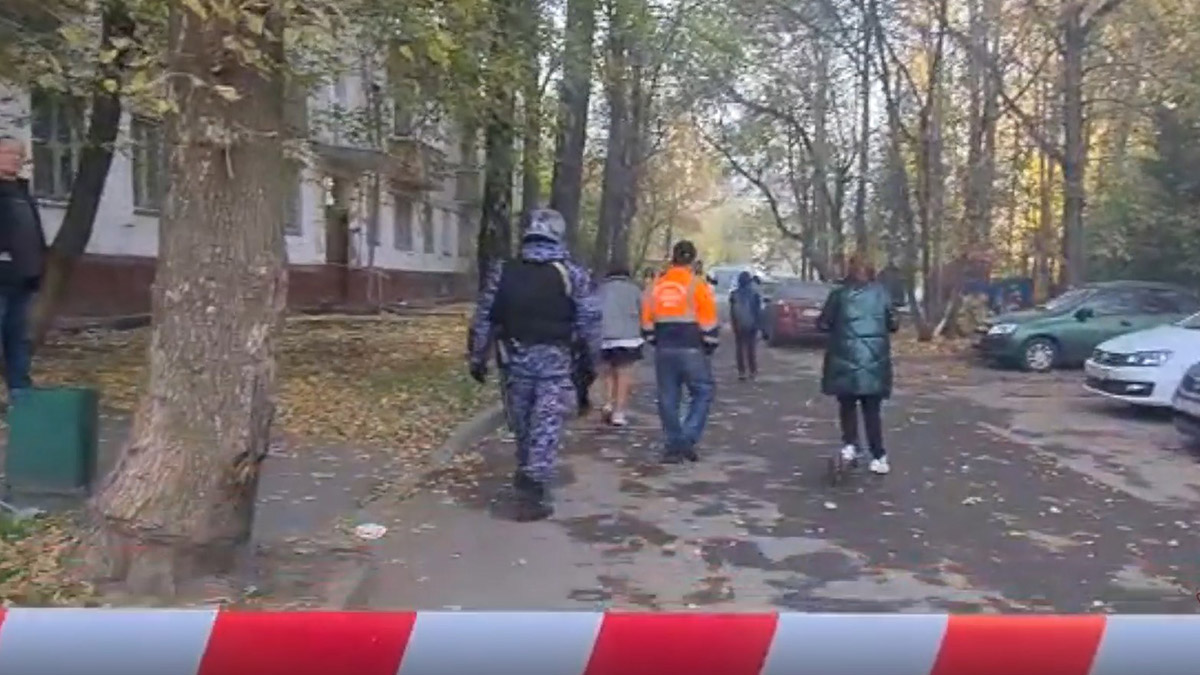 Сотрудники Росгвардии эвакуировали людей из многоквартирного дома из-за «угрозы взрыва»