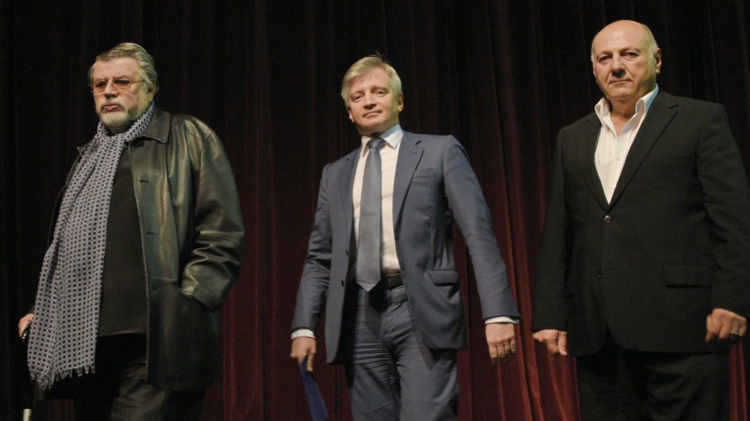 Покинувший пост художественного руководителя Театра сатиры народный артист Александр Ширвиндт (слева) и руководитель Департамента культуры Москвы Александр Кибовский (в центре) представили коллективу театра нового художественного руководителя — режиссера, сценариста и продюсера Сергея Газарова