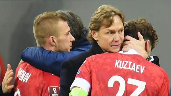 Игрок сборной России Дмитрий Баринов, Главный тренер сборной России Валерий Карпин и игрок сборной России Далер Кузяев (слева направо) после матча отборочного этапа чемпионата мира по футболу 2022 года между сборными России и Словакии