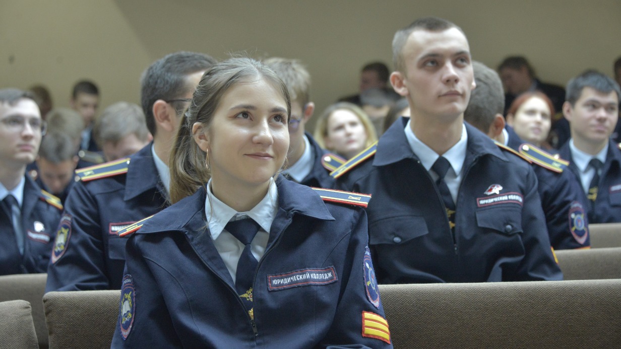 Студентка юридического колледжа Екатерина Лапшина слушает лекцию, предшествующую вопросам этнографической олимпиады