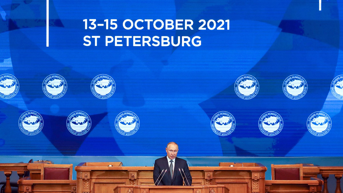 Путин: Россию критикуют за семейные ценности, но они очень важны