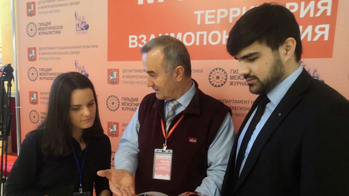 Студентка МГУ Яна Наумова, журналисты Шамсиддин Бобоев (в центре) и Мехрзод Шарифзода обмениваются мнениями по итогам конференции