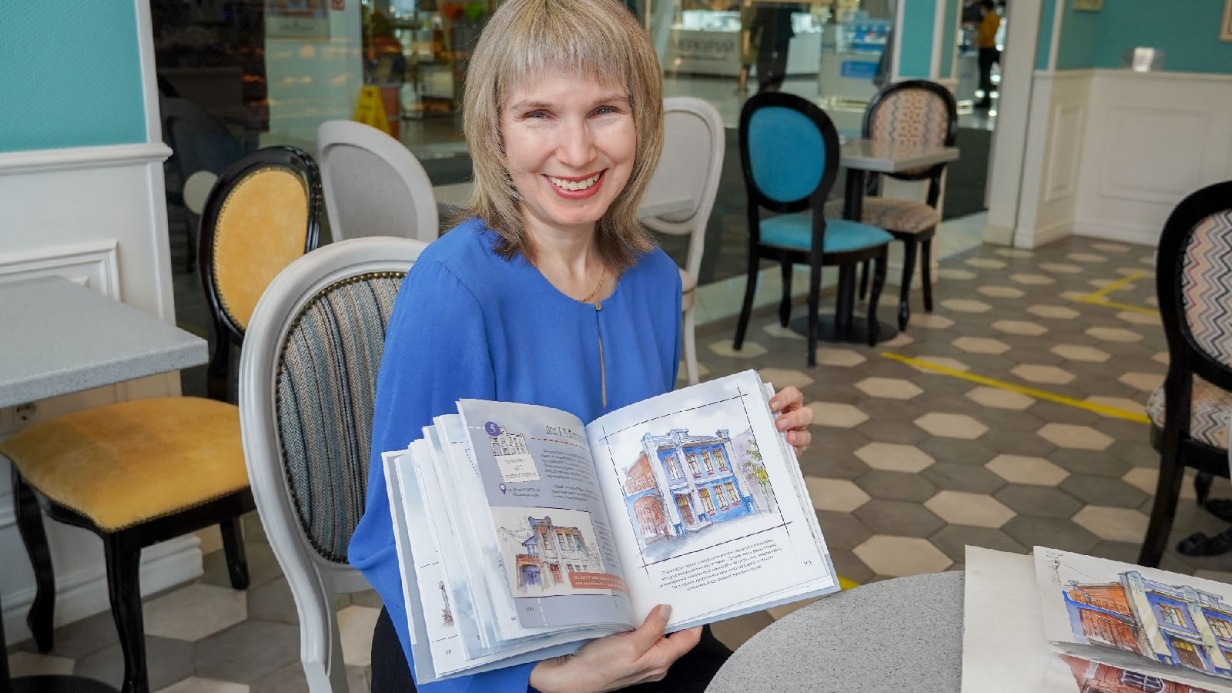 Художница из Воронежа Нелли Фролова со своей книгой «Архитек— турная прогулка по стилю модерн»