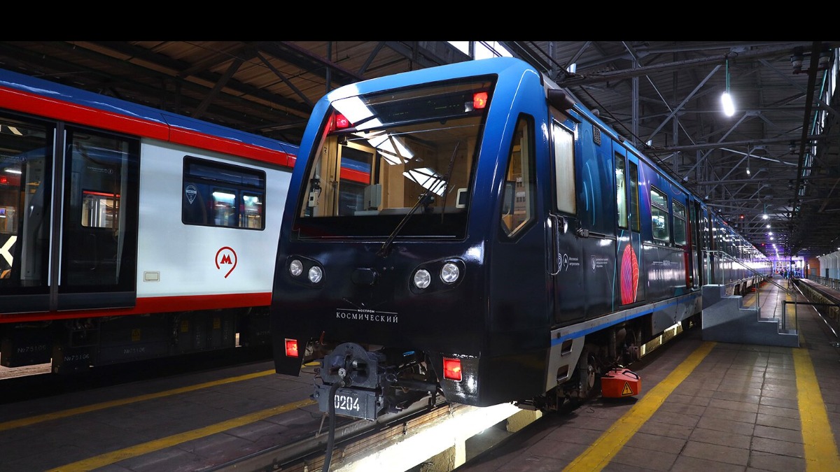 В столичном метро появился тематический поезд «Моспром космический»