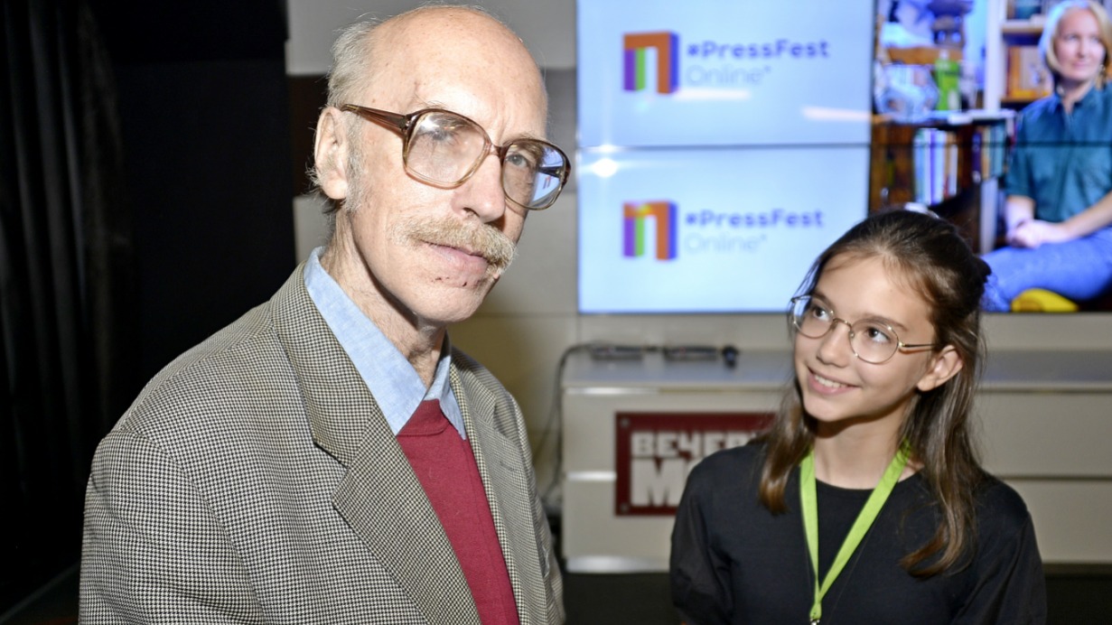 Журналист, историк, член Московского краеведческого общества Борис Арсеньев дал автограф будущей журналистке Варваре Лазовацкой. Девочка учится в медиаклассе одной из столичных школ