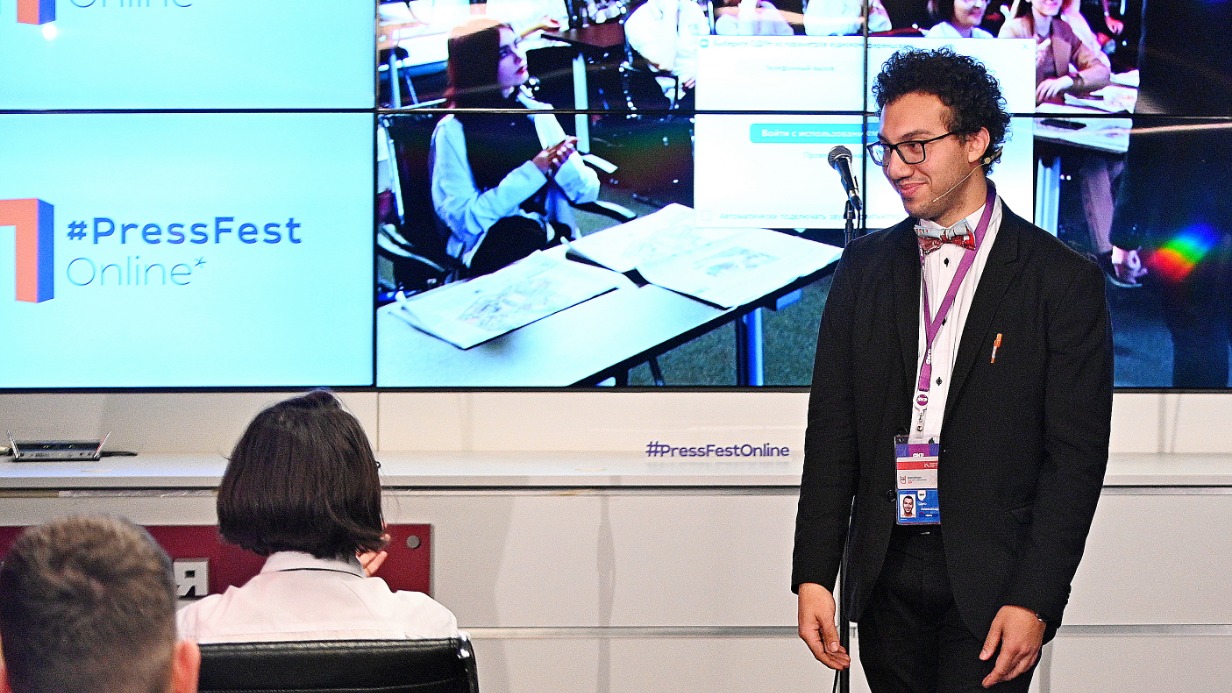 Учитель истории школы № 854 Александр Оджо на Фестивале прессы рассказал ученикам медиаклассов о том, что такое конвергенция