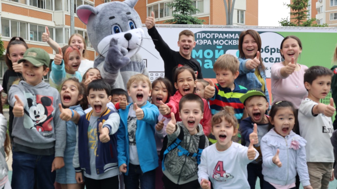 Председатель Молодежной палаты поселения Московский Иван Ченин (в центре на заднем плане) провел одно из мероприятий в рамках проекта «Наш двор — добрые соседи». Молодые парламентарии города на благоустроенных площадках организовывают различные спортивные и культурные события