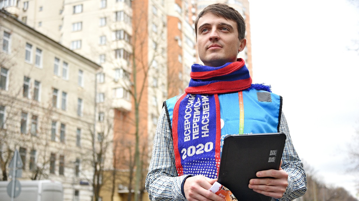 Москвич Илья Сосновский участвовал в переписи населения раньше, но и в этот раз он тоже решил вступить в ряды добровольцев. По его мнению, это не только принесет пользу обществу, но и позволит стать свидетелем исторического события — первой в истории страны цифровой переписи населения