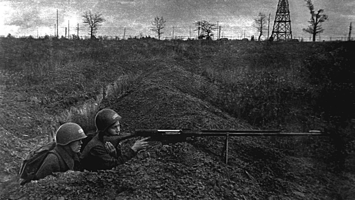 Осень 1941 года. Бойцы с противотанковым оружием на огневой позиции во время битвы за Москву в ходе Великой Отечественной войны. Точные дату и место съемки, к сожалению, установить не удалось
