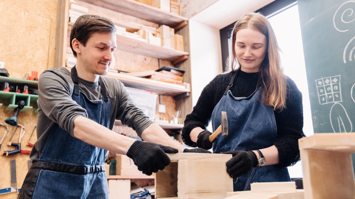 Сотрудники Парка Горького Максим Гуреев и Ирина Воронова мастерят новые скворечники