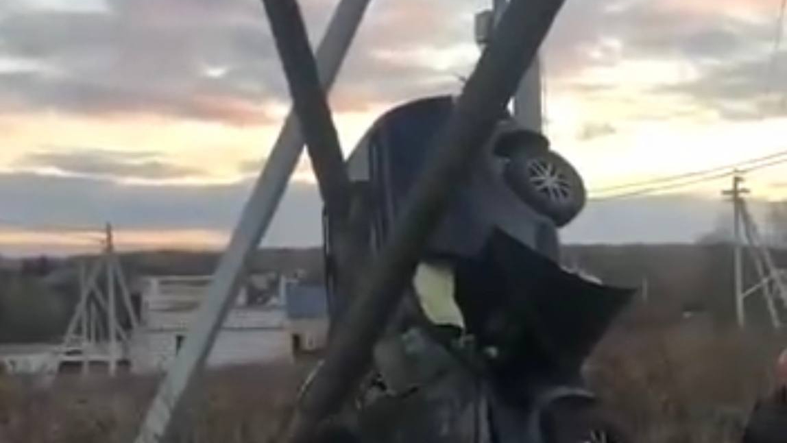 Внедорожник повис на ЛЭП и обесточил две деревни в подмосковном Чехове