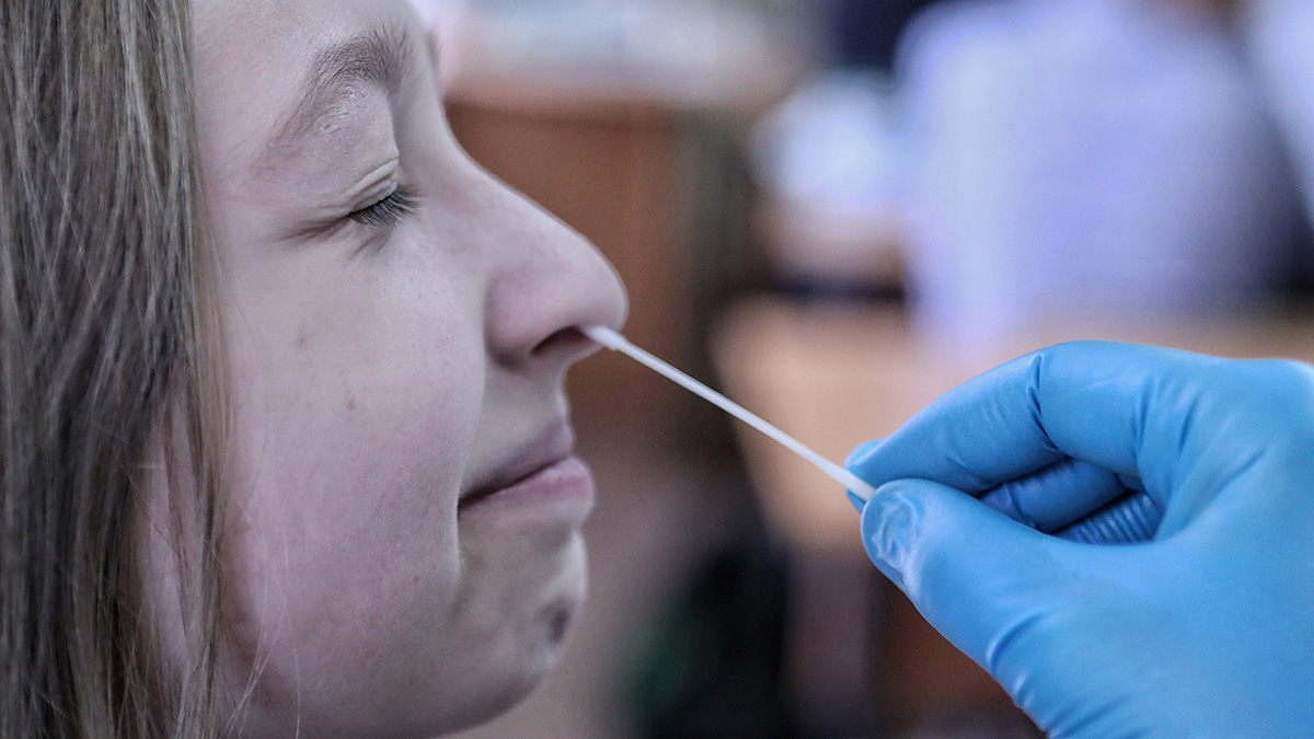 Роспотребнадзор рассказал, когда пациент с COVID-19 перестает быть заразным