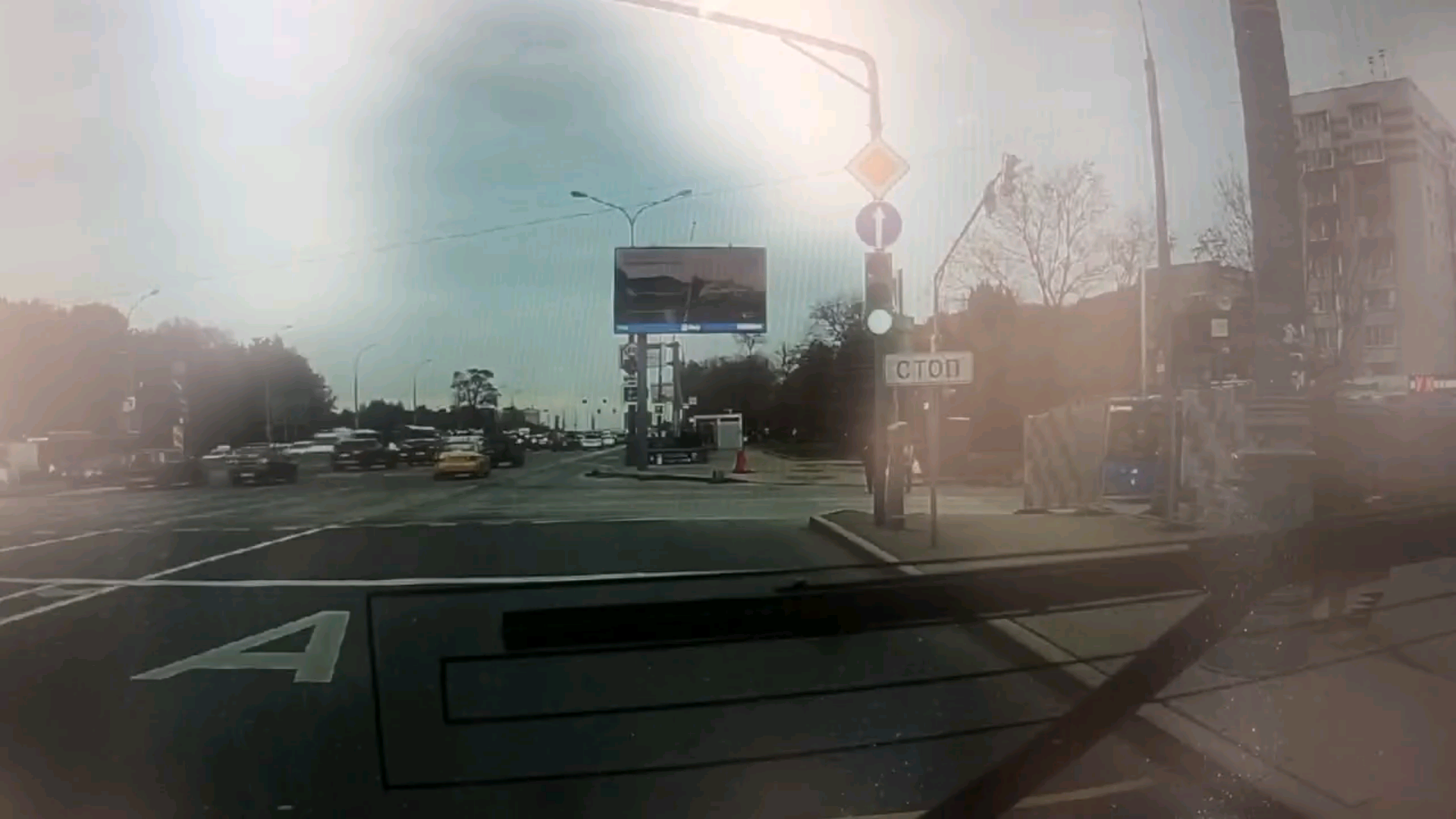 Хулиган разбил стекло пассажирского автобуса в Москве. Видео