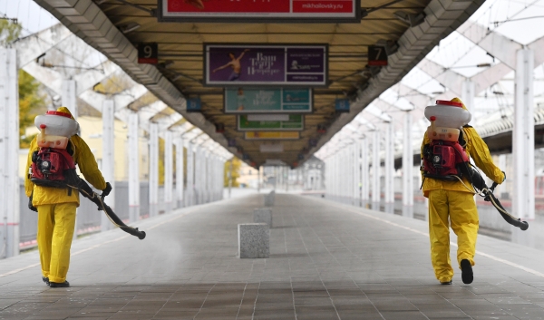 Сотрудники МЧС России во время проведения дезинфекции в целях профилактики коронавирусной инфекции на Ленинградском вокзале в Москве