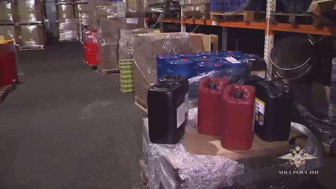 Завод по производству поддельного моторного масла ликвидировали в Московской области