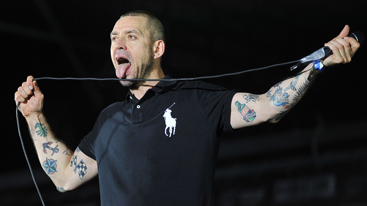 «Билет свой покажи»: основатель группы «Ляпис Трубецкой» избил зрителя на концерте в Полтаве