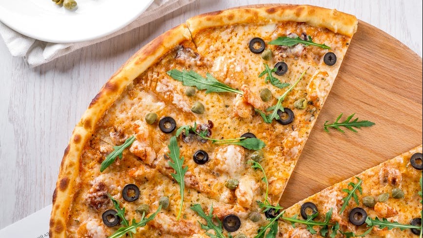 Пицца с копченой курицей