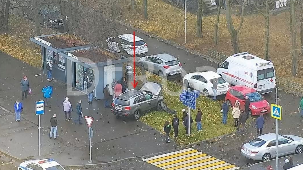 Прохожие вытащили ребенка из-под выехавшей на тротуар машины на юге Москвы