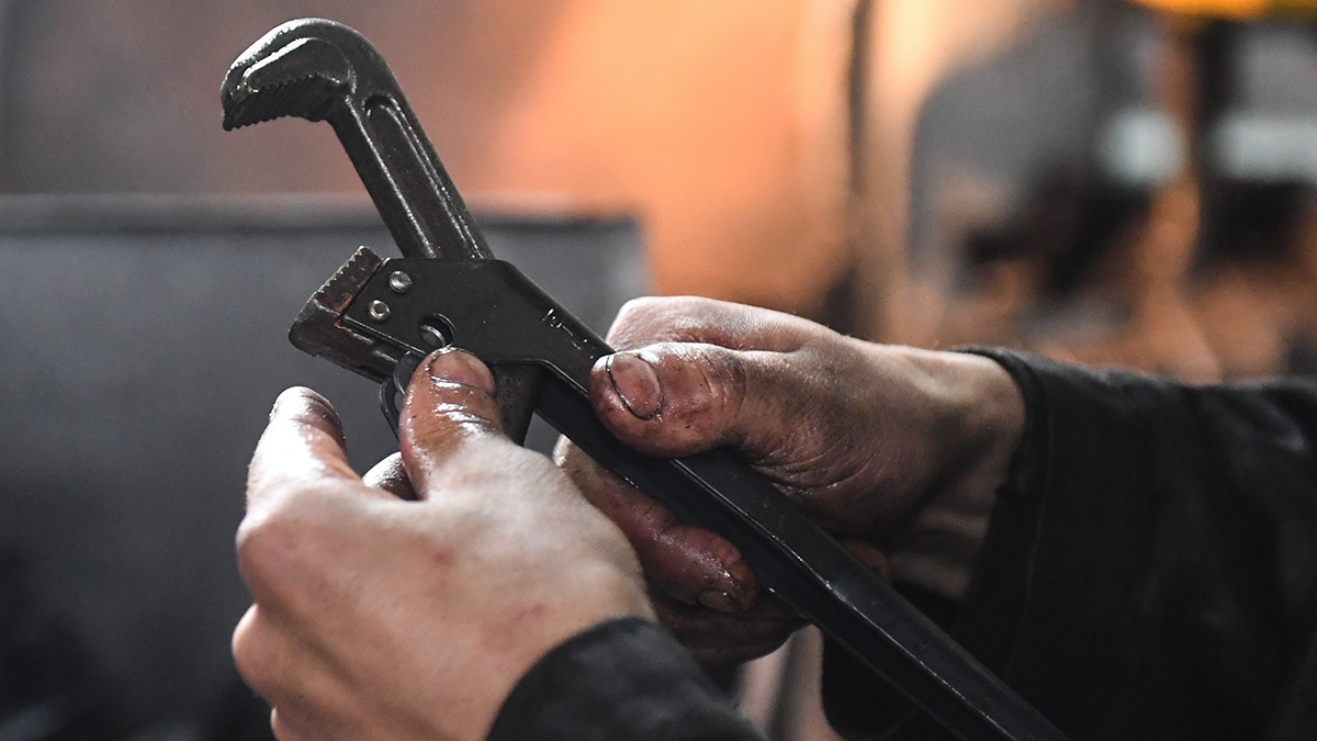 Сантехник с положительной характеристикой избил водопроводным ключом знакомого