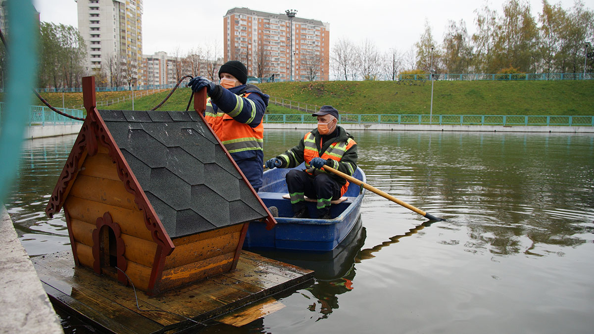 Утиные домики начали убирать с московских водоемов на зиму