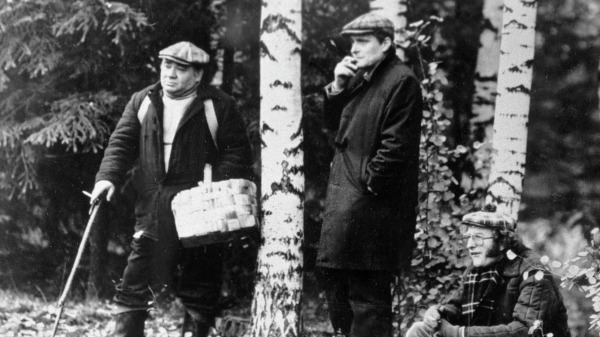 Слева направо: Евгений Леонов в роли Харитонова, Олег Басилашвили в роли Бузыкина и Норберт Кухинке в роли Билла Хансена на съемках фильма «Осенний марафон» режиссера Георгия Данелии