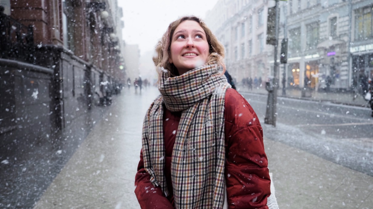 Студентка Злата Захарова во время прогулки по Мясницкой улице наблюдает первый снег