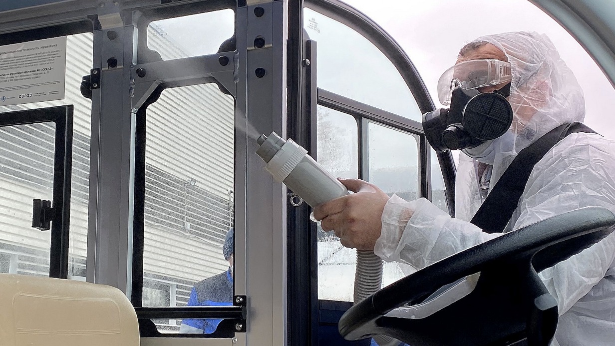 Мойщик-дезинфектор Константин Андрейчук обрабатывает кабину электрокара, который перевозит пассажиров по территории Северного речного вокзала
