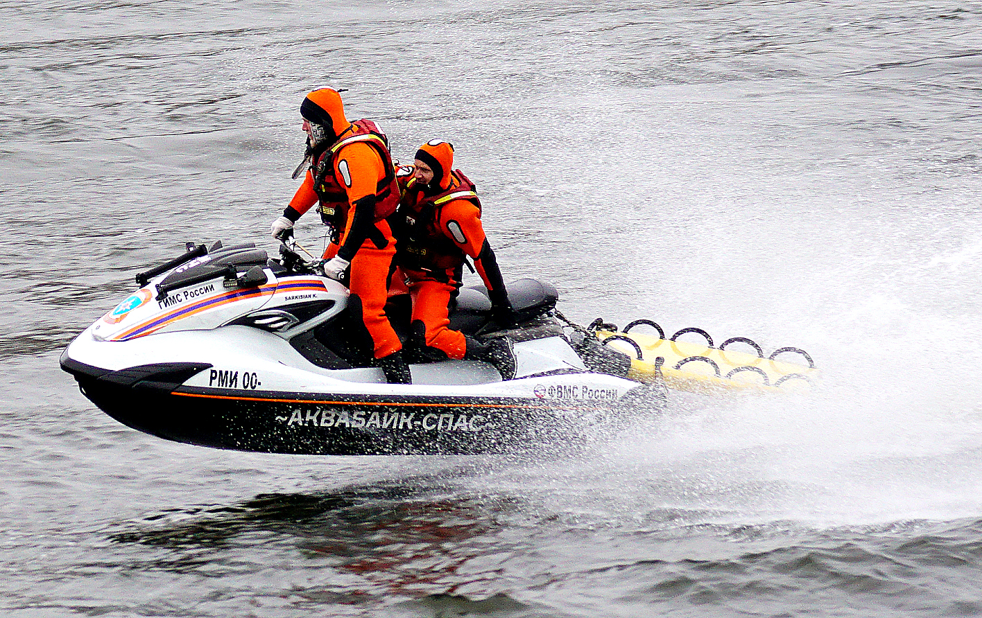 Спасатели вытащили двух тонувших людей из пруда на юге Москвы