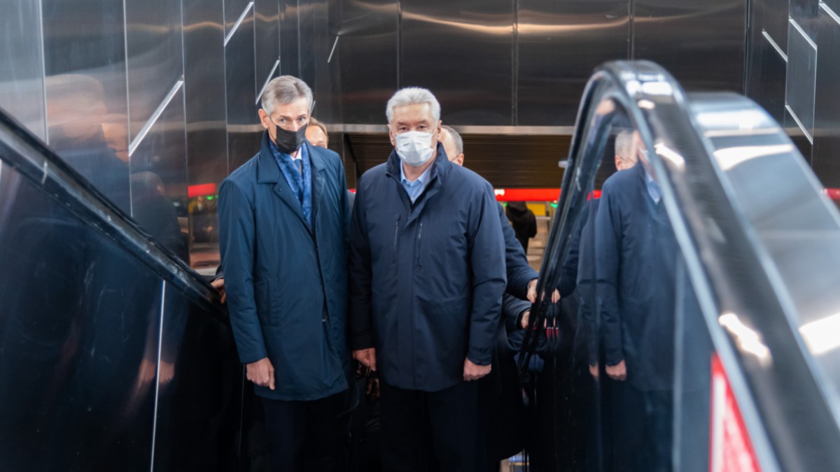 Мэр Москвы Сергей Собянин (справа) и заместитель генерального директора ОАО «Российские железные дороги» Олег Тони на открытии станции «Кокошкино» после ее реконструкции