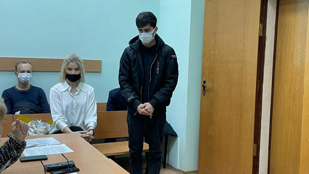 Обвинение запросило 10 месяцев колонии участникам вульгарной фотосессии у храма Василия Блаженного