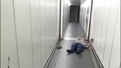 Пассажир самолета попытался выйти через резиновый гофр трапа во Внукове. Видео