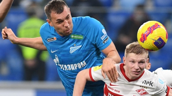 Игрок «Зенита» Артём Дзюба (слева) и игрок «Спартака» Николай Рассказов в матче 12-го тура чемпионата России по футболу среди клубов Премьер-лиги между ФК «Зенит» (Санкт-Петербург) и ФК «Спартак» (Москва)