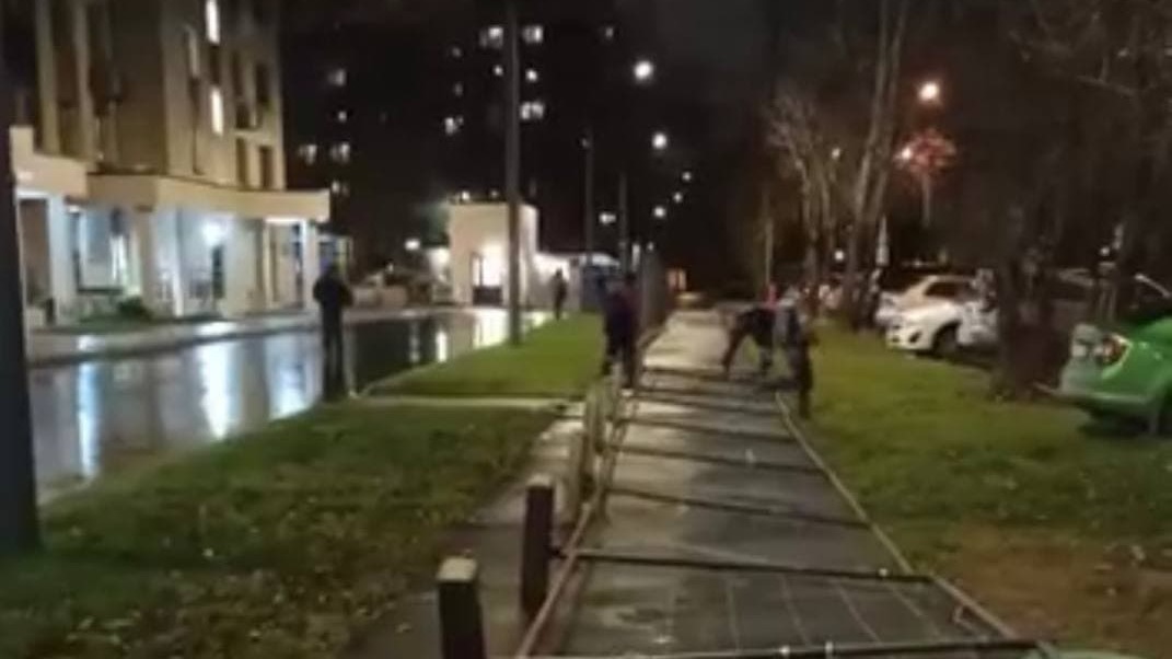 Строительные ограждения упали на младенца на северо-востоке Москвы