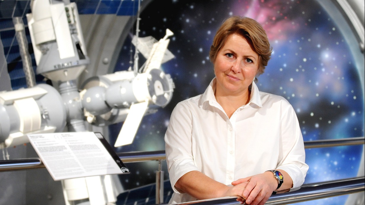 Главный хранитель Музея космонавтики Олеся Семенова на фоне макета станции «Мир»