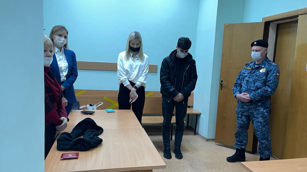 Суд приговорил к 10 месяцам колонии участников вульгарной фотосессии у храма Василия Блаженного