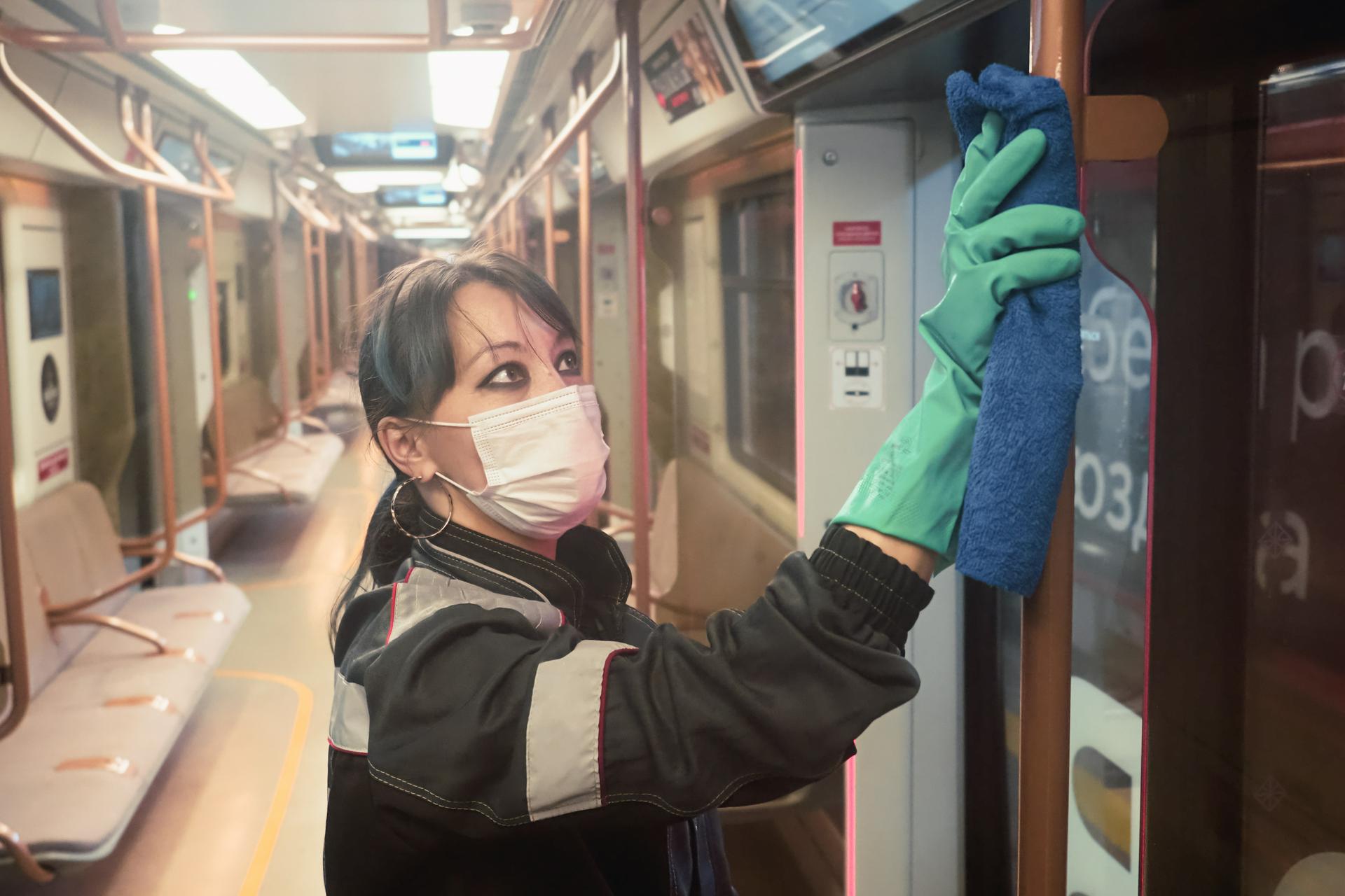Сотрудница клининговой компании, обслуживающей метрополитен, Татьяна Морозова занимается дезинфекцией и уборкой вагона