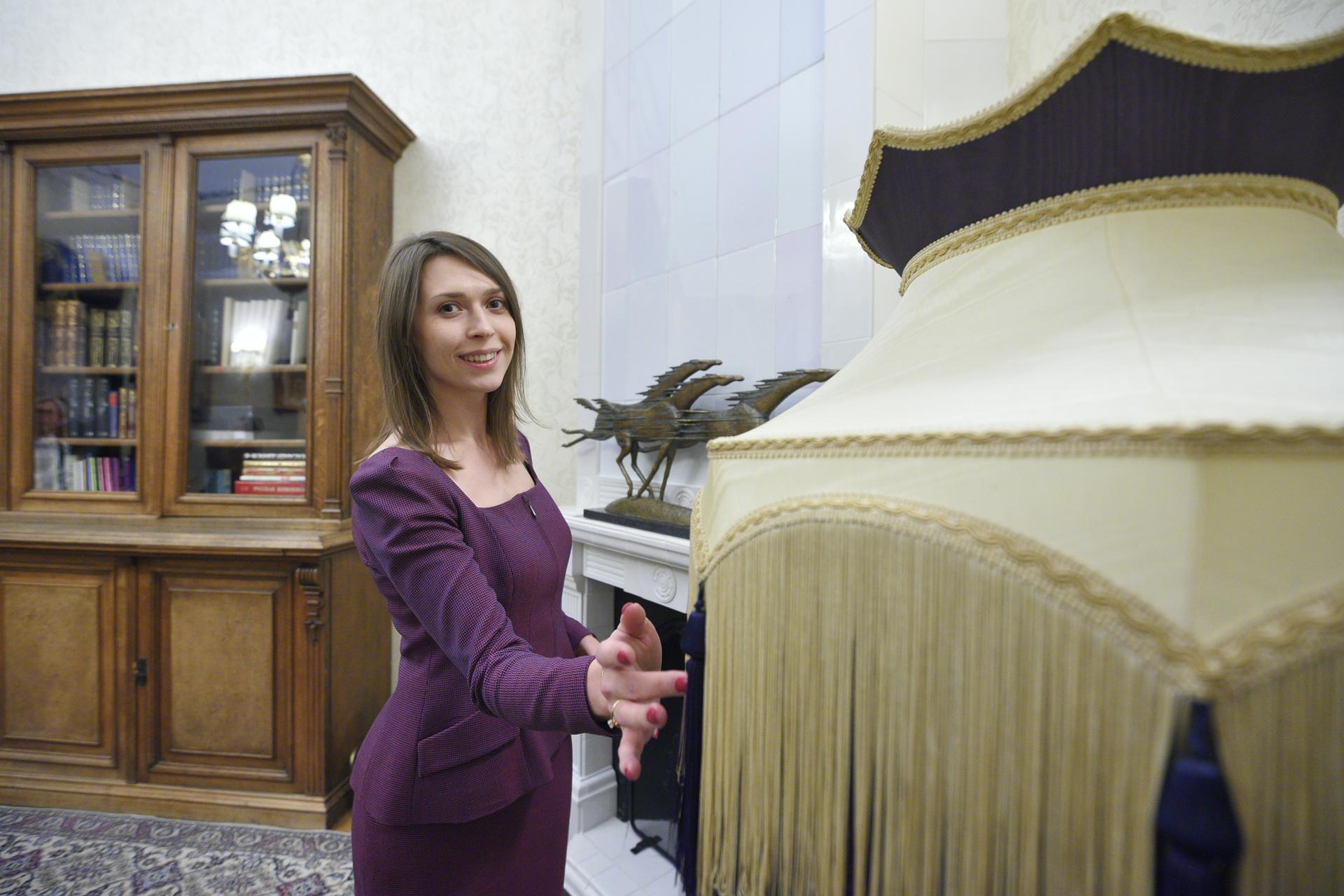 Москвичка Алиса Локалова рассматривает интерьер комнаты в городской усадьбе А. В. Полежаевой — Зубовых, которая находится на улице А. Солженицына. Сюда полтора века назад мужчины во время балов выходили пообщаться