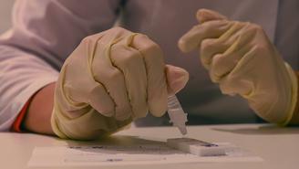 Роспотребнадзор сообщил о быстром распространении нового варианта COVID-19 ХЕС