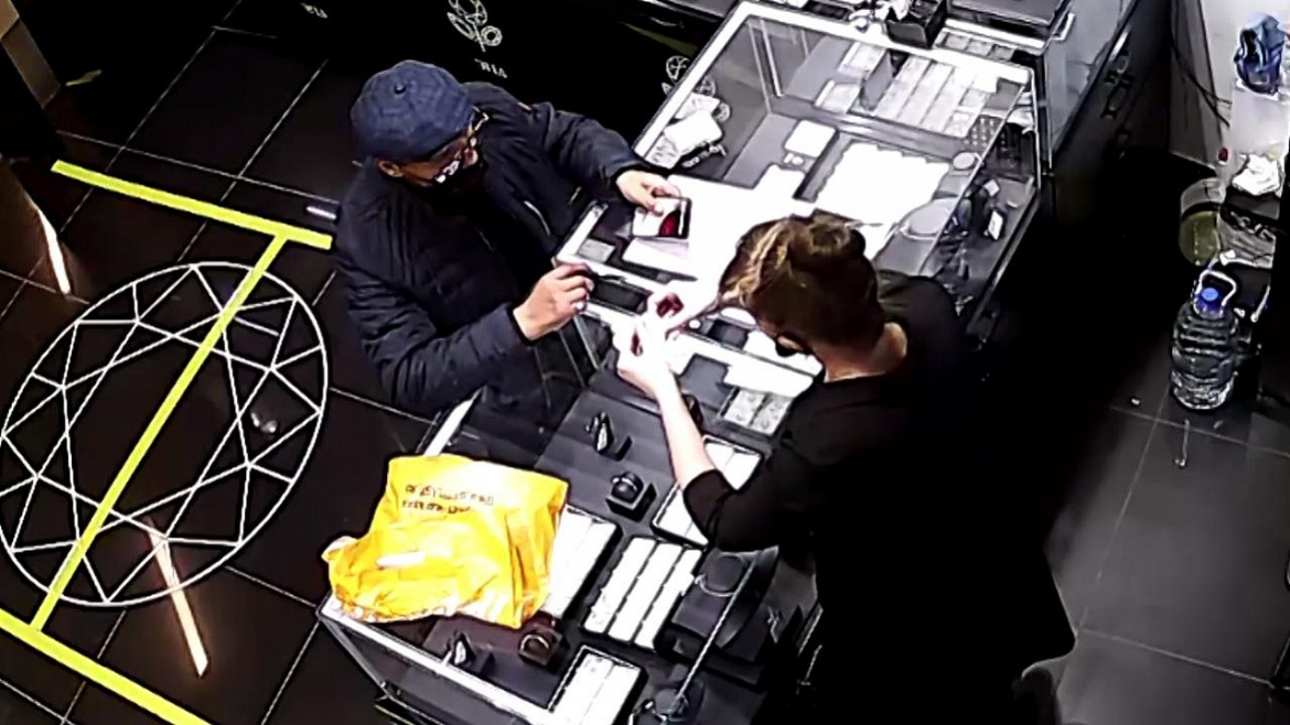 Мужчина представился курьером и похитил из ювелирного магазина бриллиантовое колье